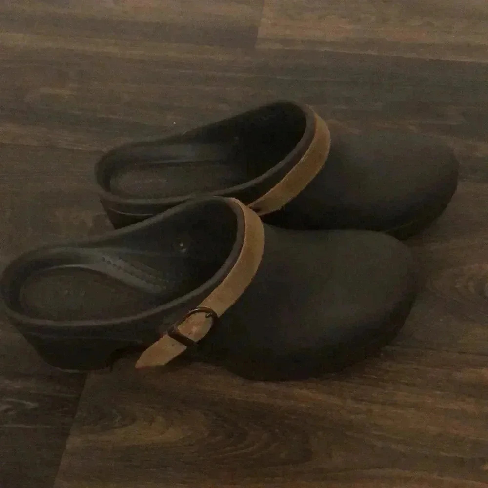 CROCS Women's Sarah Suede Buckle Slip on Mules Clogs  heels Brown Women … - Picture 4 of 10